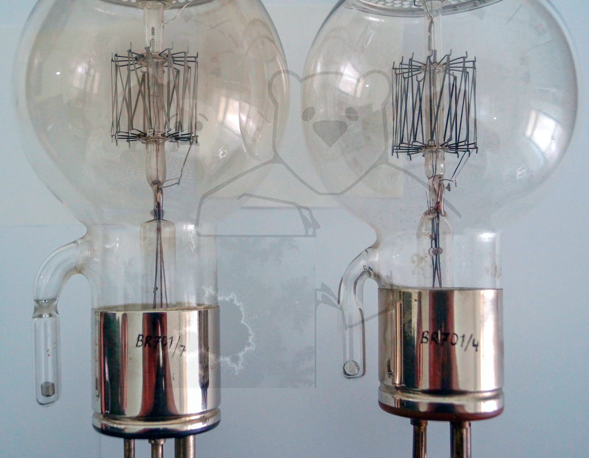 Vergleich zweier Original Liebenröhren Seriennummer 'Ss990' und 'Ss145' - Bild 03